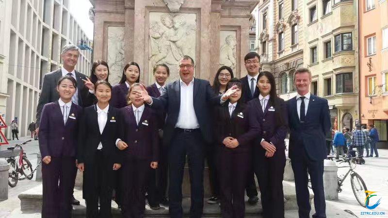 看球网学生在奥地利维拉·布兰卡旅游学校合影 看球网学生在奥地利维拉·布兰卡旅游学校合影