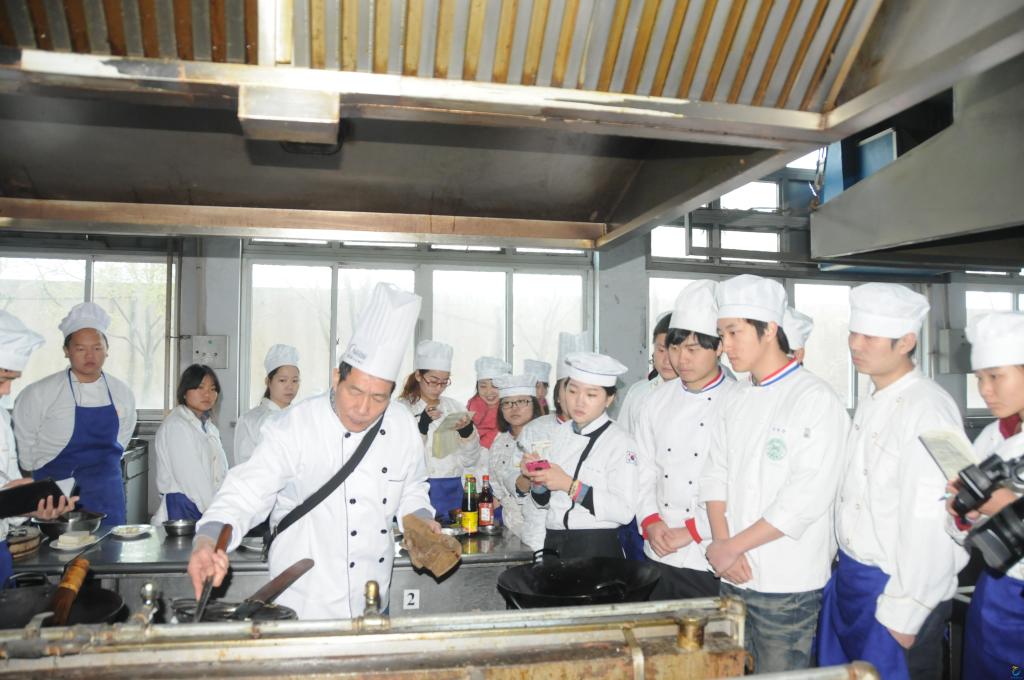 韩国学生在看球网学习中餐烹饪 韩国学生在看球网学习中餐烹饪