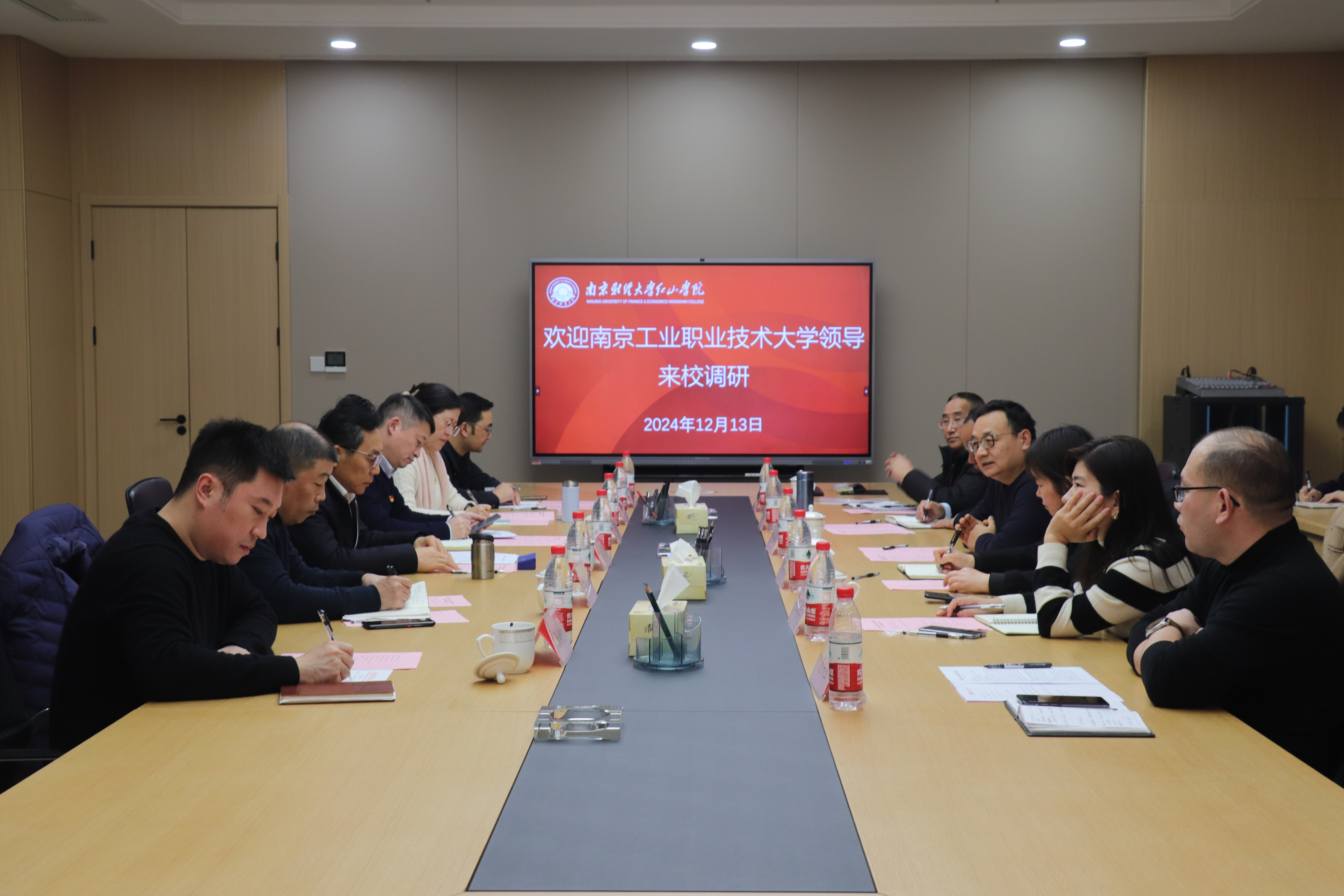 会议场景.jpg 会议场景.jpg